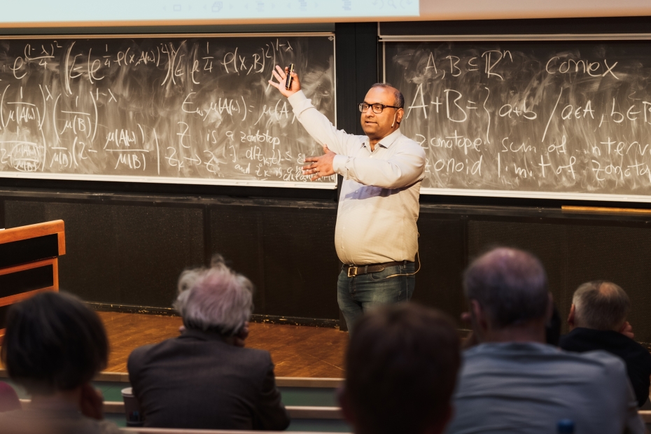 Sourav Chatterjee foreleser ved Abelforelesningene i Georg Sverdrups hus, Universitetet i Oslo.