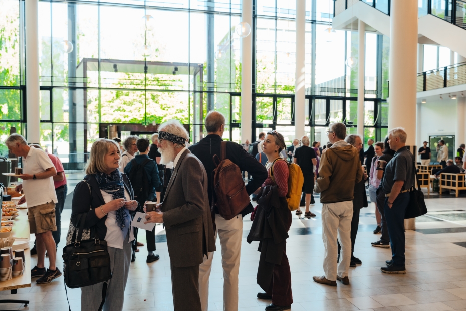 Publikum samlet i foajeen til Universitetsbiblioteket i Georg Sverdrups hus (UiO) før Abelforelesningene 2024.