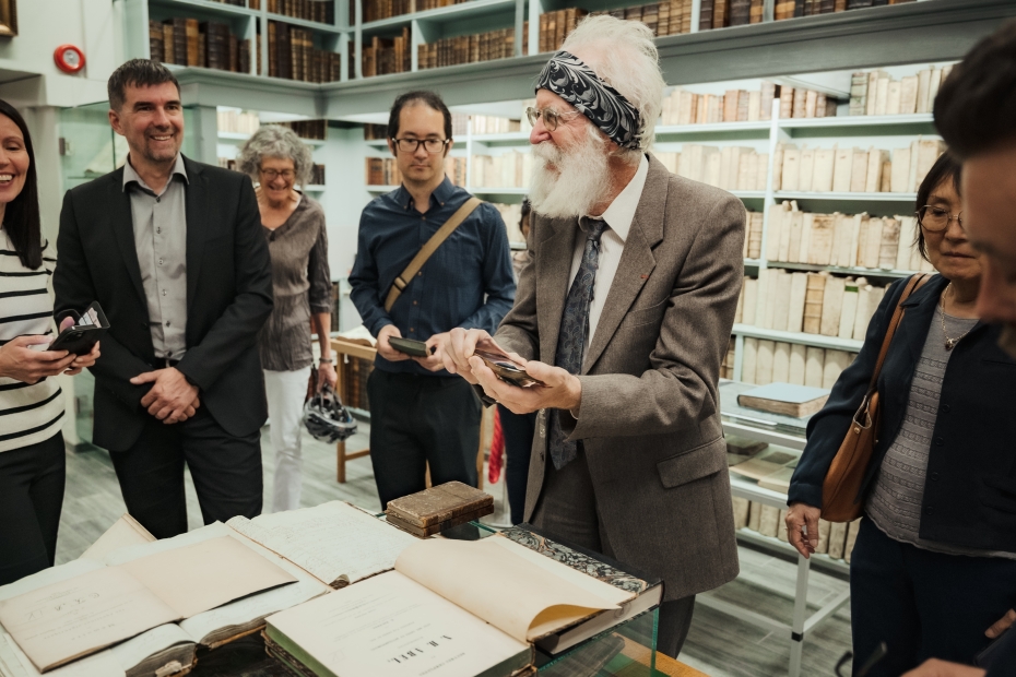 Holmboeprisvinner Pål Harald Hansen og Abelprisvinner Michel Talagrand med følge på biblioteket til Oslo katedralskole.