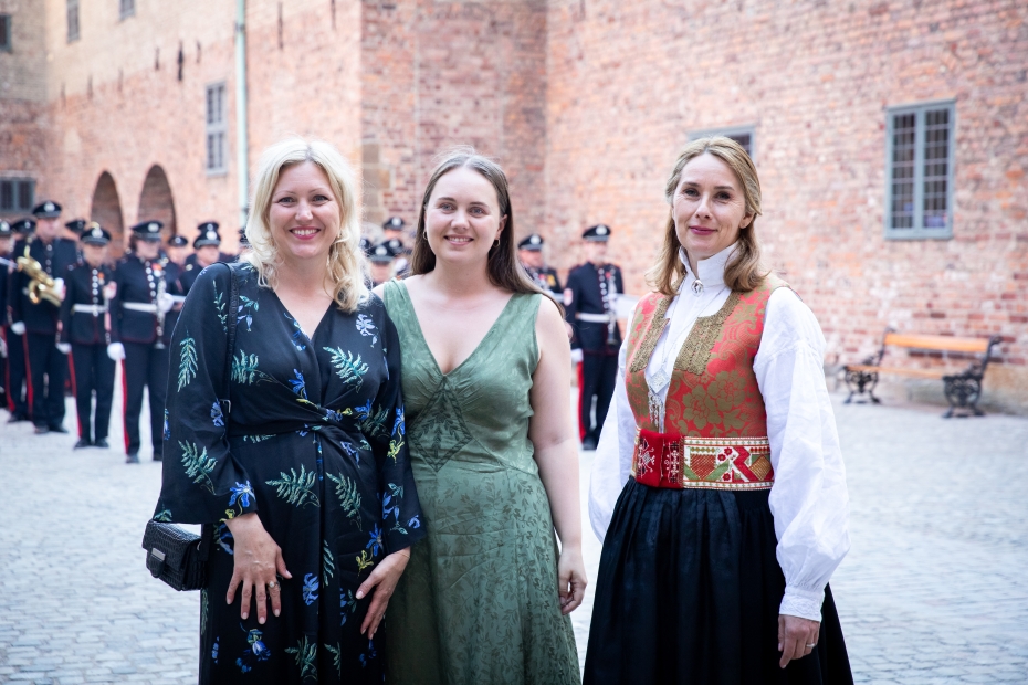 Gro Havelin, Rebecca Waksvik og Unni Irmelin Kvam fra Akademiet fotografert ved inngang til regjeringsbankett på Akershus slott.