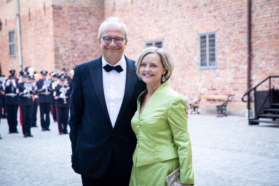 Arnoldo Frigessi og Ingrid Glad ved inngang til banketten på Akershus festning. 
