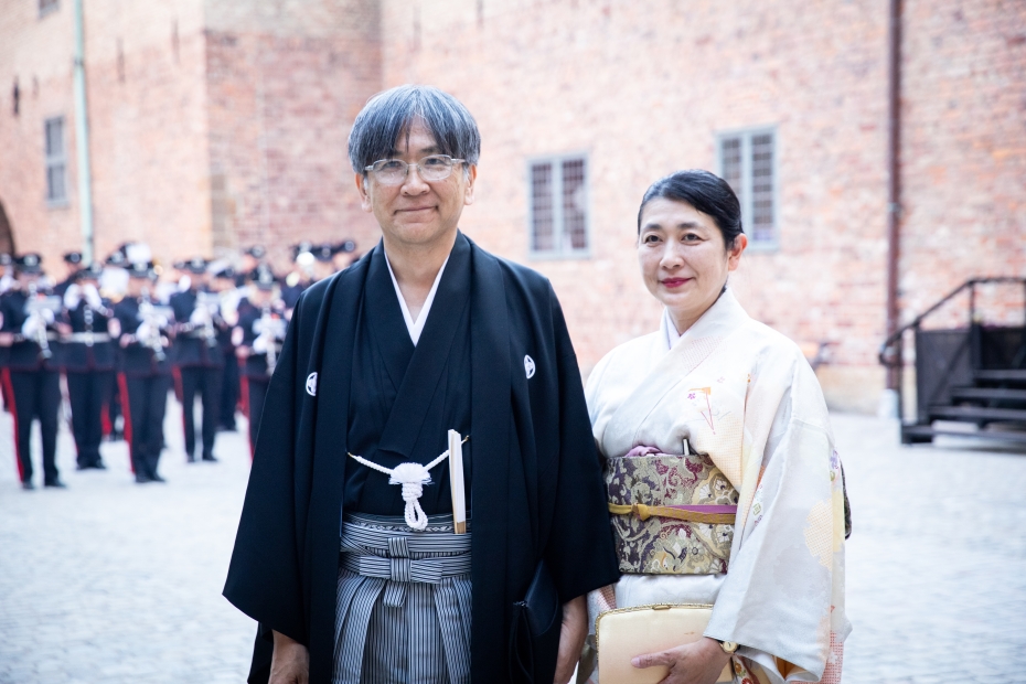 Hiraku Nakajima og Yukai Ito fotografert ved inngang til regjeringsbankett på Akershus slott.