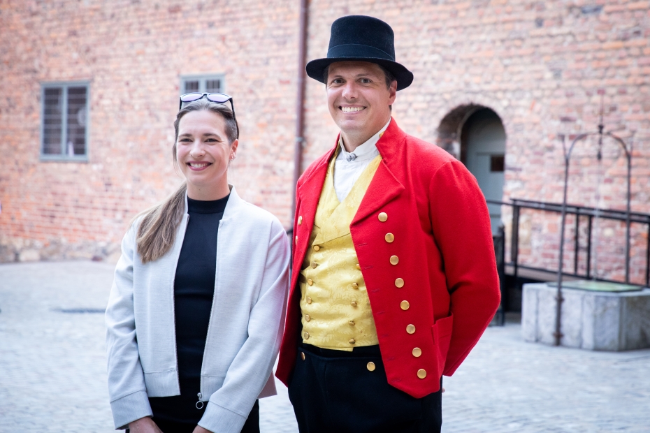 Inga Strümke og Andreas Wahl fotografert ved inngang til banketten på Akershus slott. 