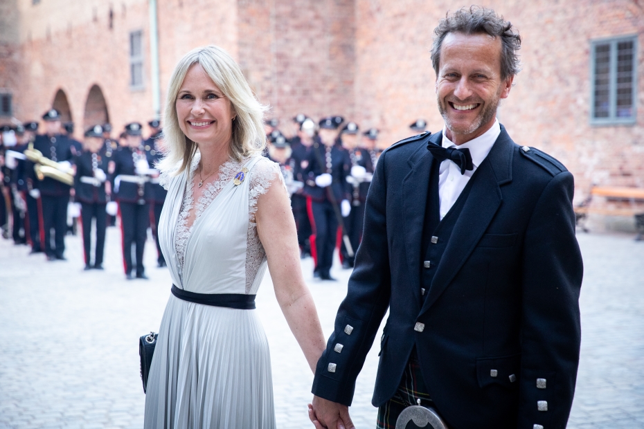 Oslo-ordfører Anne Lindboe og Pål Sandvid ankommer regjeringsbanketten på Akershus festning