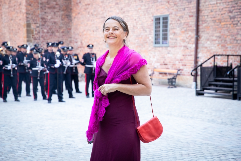 Alice Guionnet, medlem Abelkomiteen 2024, ved inngang til regjeringsbanketten på Akershus festning.