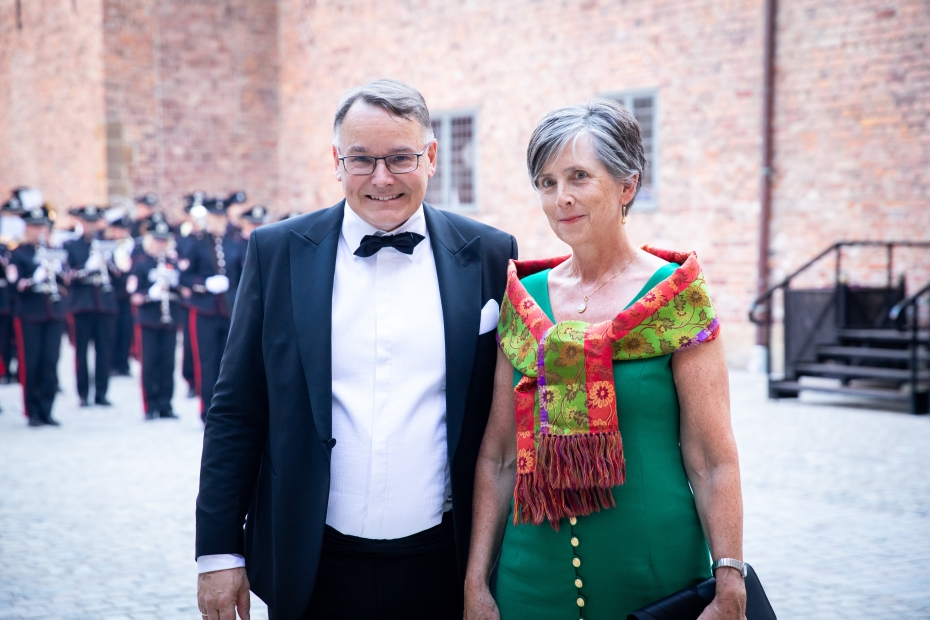 Kjetil Taskén og Kristin Austlid Taskén ved inngang til banketten på Akershus festning. 