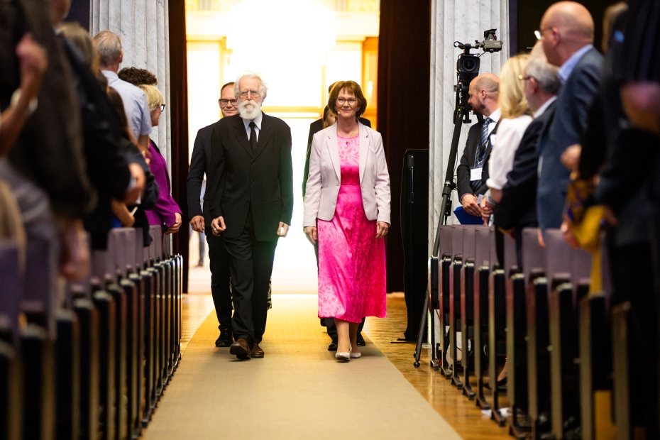 Abelprisvinner Michel Talagrand og preses Lise Øvreås fremst i prosesjonen inn til Abelprisseremonien i Universitetets aula.