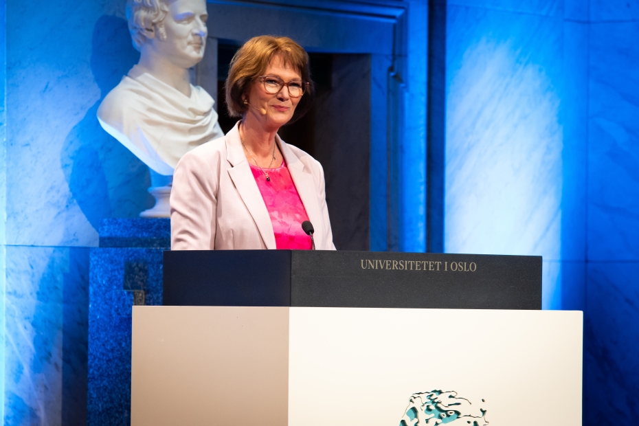 Preses Lise Øvreås ved talerstolen i Universitetets aula.