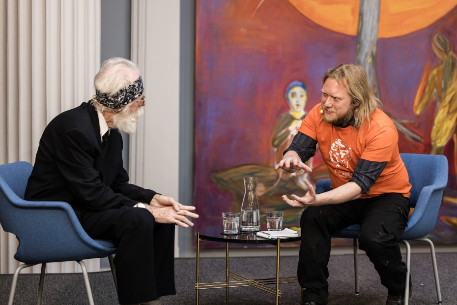 Michel Talagrand blir intervjuet av Torkil Jemterud (NRK) i Domus Bibliotheca under mottakelsen etter Abelseremonien.
