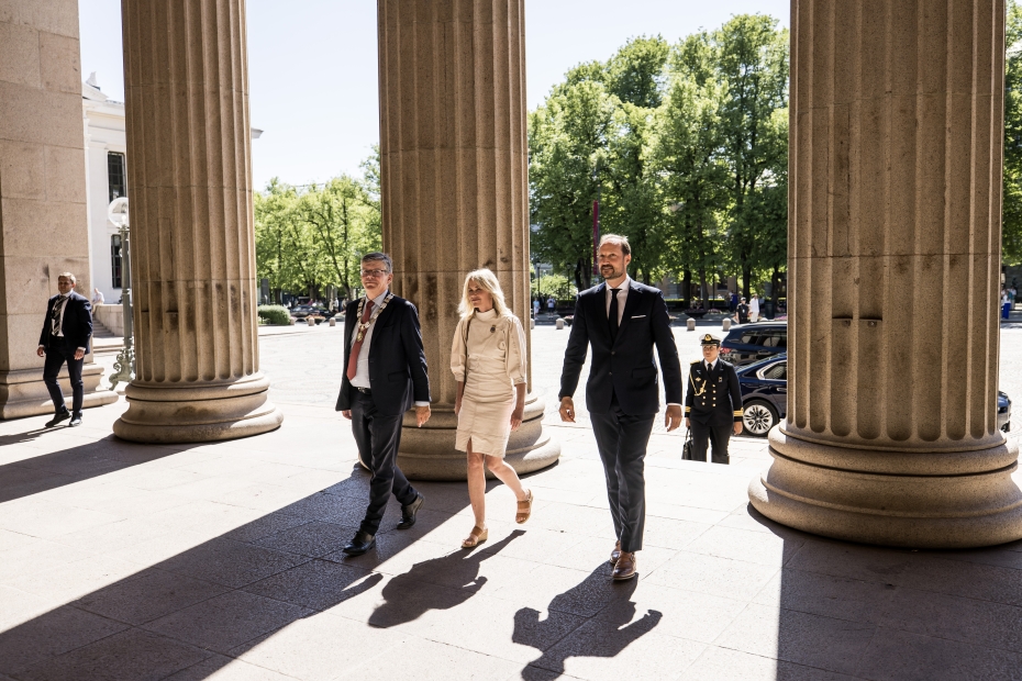 H.K.H. Kronprins Haakon, Oslo-ordfører Anne Lindboe og UiO-rektor Svein Stølen ankommer Universitetes aula.