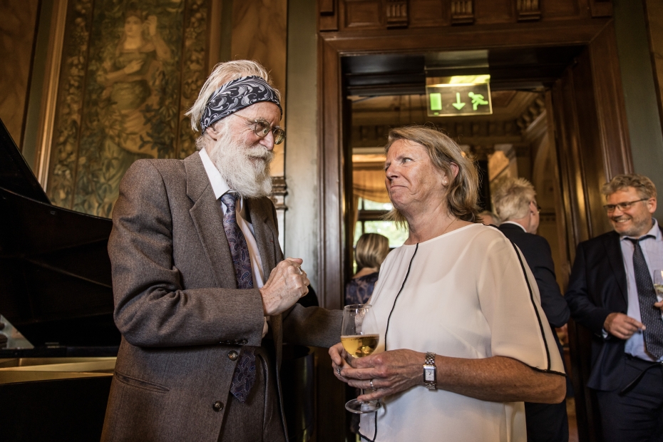 Michel Talagrand i samtale med Gunn Elisabeth Birkelund på Abelfesten i Akademiets hus.