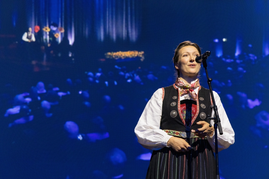Mari Askvik synger under Kavliprisutdelingen 2024
