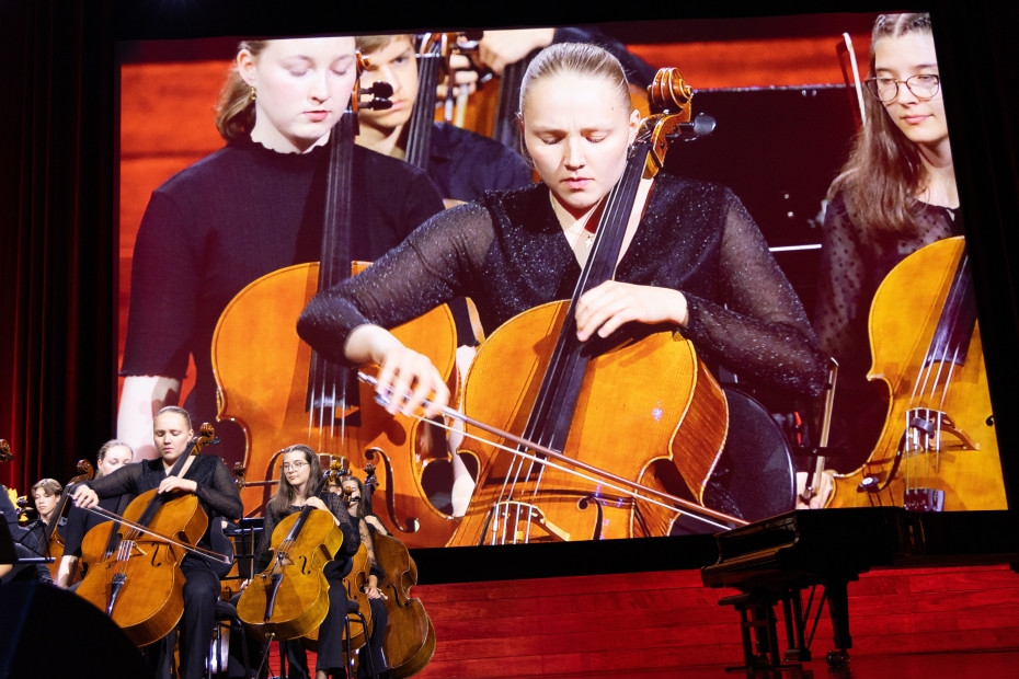 Iris Therese Kalliovirta spiller cello på scenen i Oslo konserthus