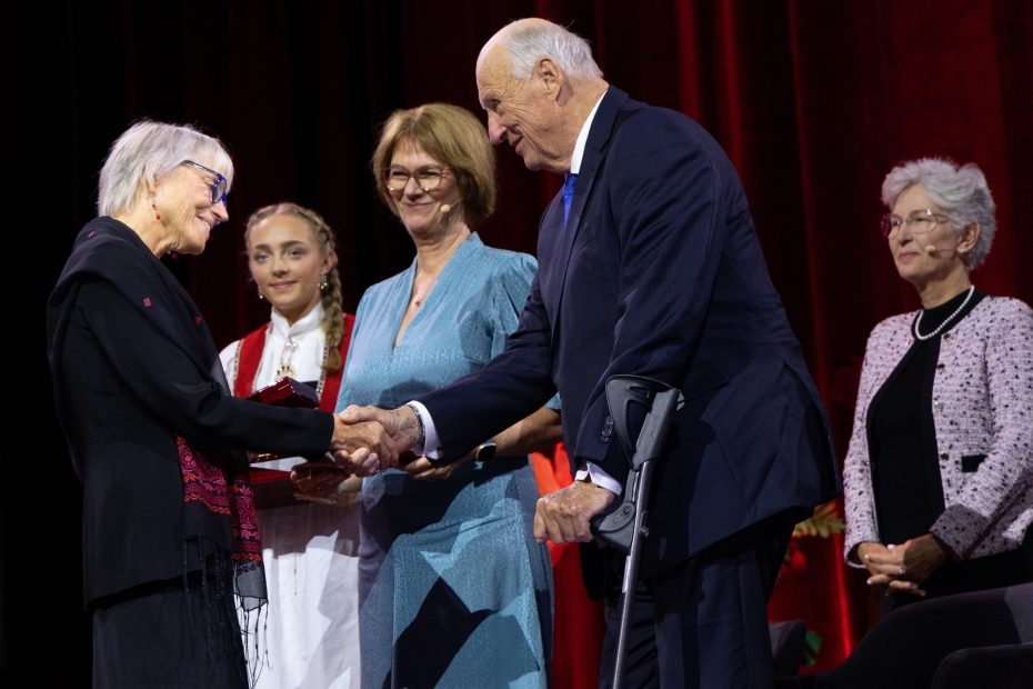 Nancy Kanwisher mottar Kavliprisen av H.M.Kong Harald