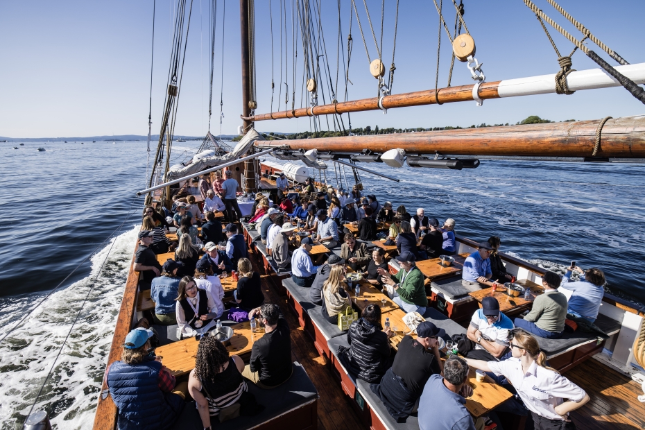 Oversiktsbilde folk ombord i seilbåten Helena