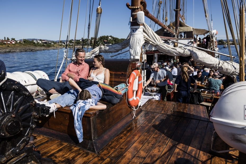 Mennesker på dekk i en seilbåt på cruise i Oslofjorden.