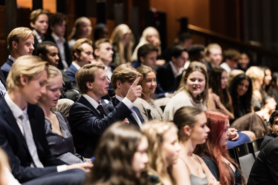 En gutt i publikum stiller spørsmål