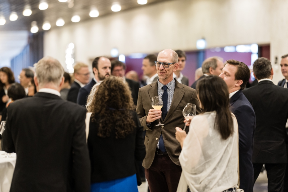 Mingling i foajeen i Oslo konserthus