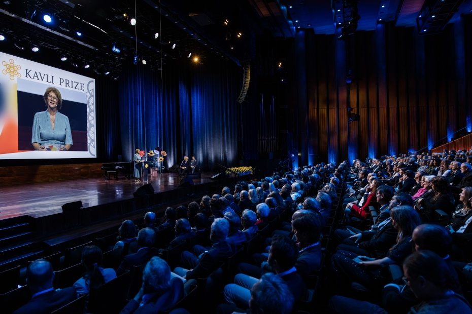 Lise Øvreås taler fra scenen i Oslo konserthus