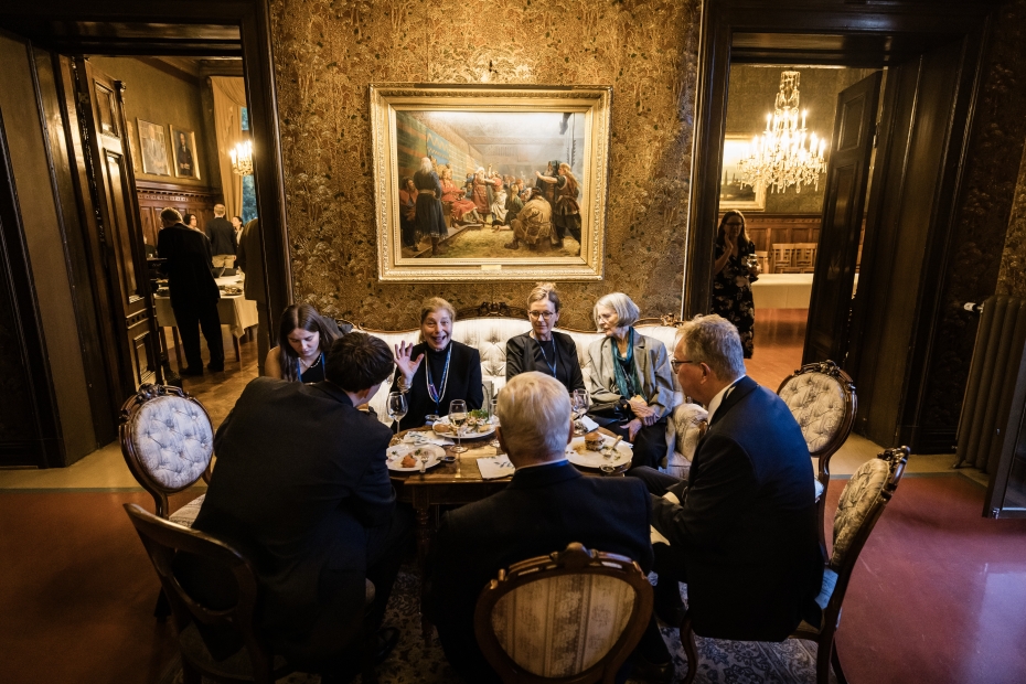 Gjester spiser og konverserer i en sittegruppe.