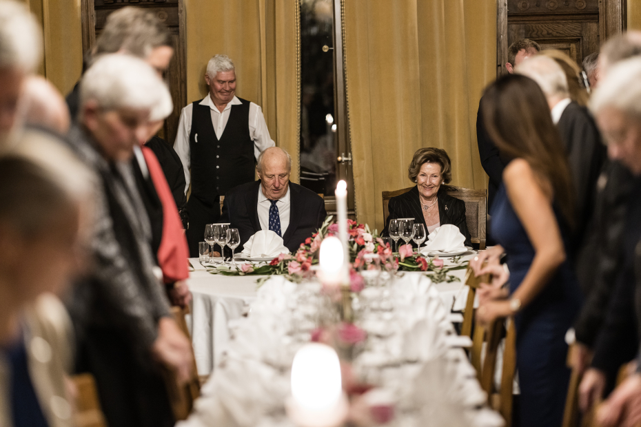 H.M. Kong Harald og H.M. Dronning Sonja under middagservering i Akademiets hus