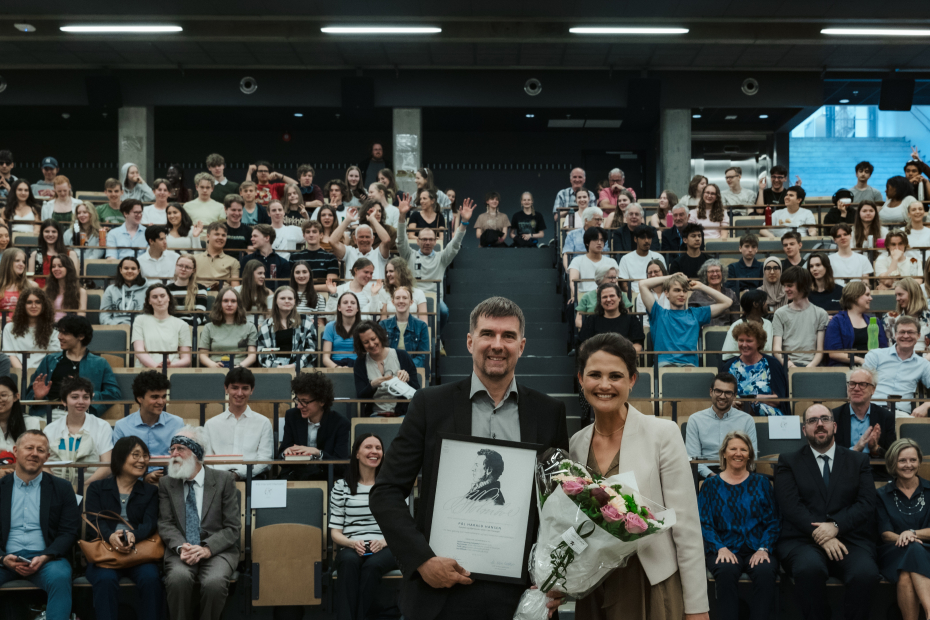 Pål Harald Hansen og kunnskapsminister Kari Nessa Nordtun foran en sal full av elever og publikum på Oslo katedralskole.