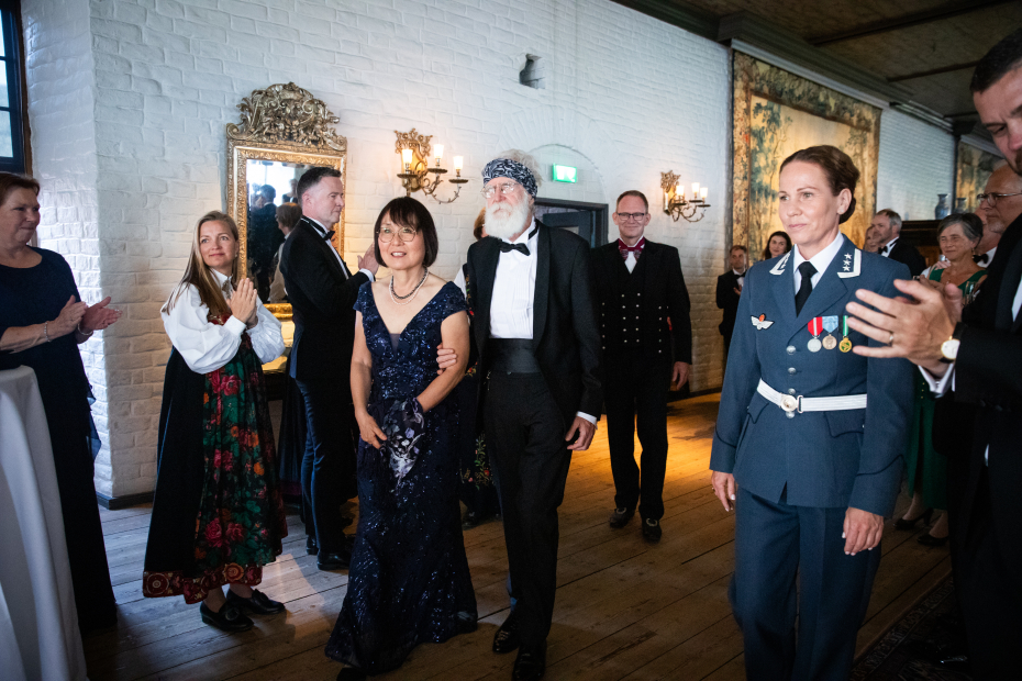Abelprisvinner Michel Talagrand ankommer regjeringsbanketten på Akershus slott sammen med ektefellen Wansoo Rhee. Bak kommer Forsknings- og høyere utdanningsminister Oddmund Løkensgaard Hoel