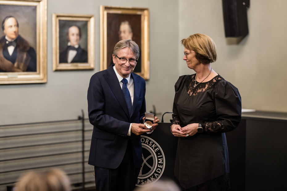 Geir Wing Gabrielsen sammen med Lise Øvreås etter tildelingen av Nansen minnemedalje