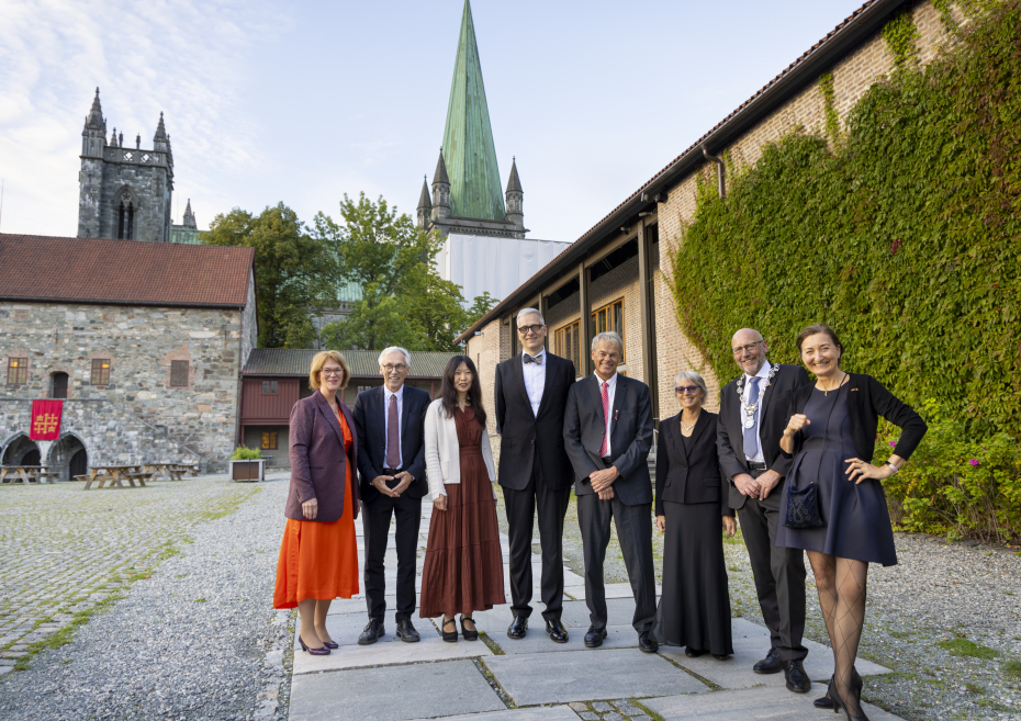 Gruppebilde tatt utenfor Erkebispegården i Trondheim med Edvard og May-Britt Moser, preses Lise Øvreås, professor Bjarne Foss og NTNU-rektor Tor Grande.