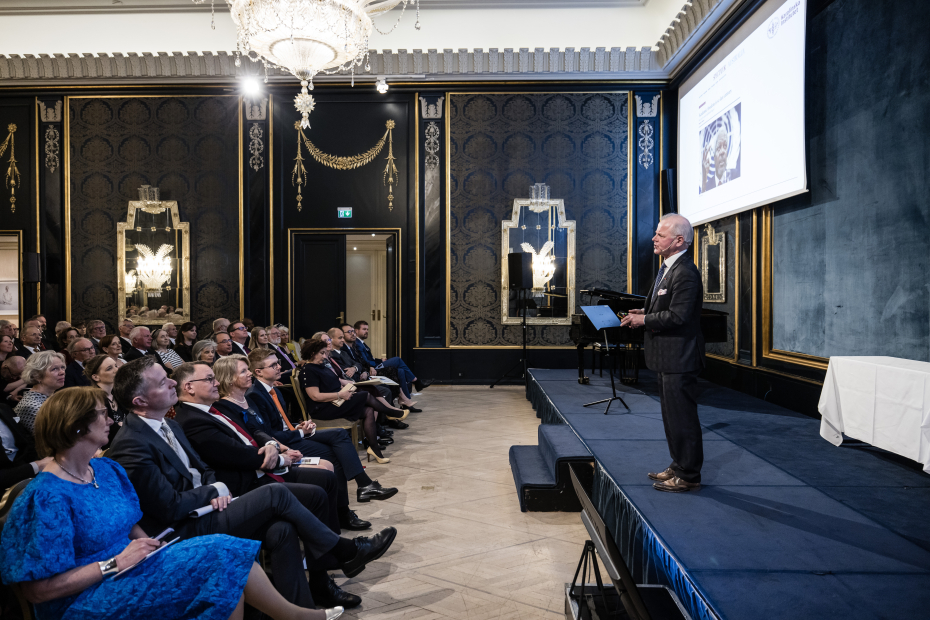 Professor Ole Petter Ottersen på scenen under årsmøtet på Grand hotel i Oslo.