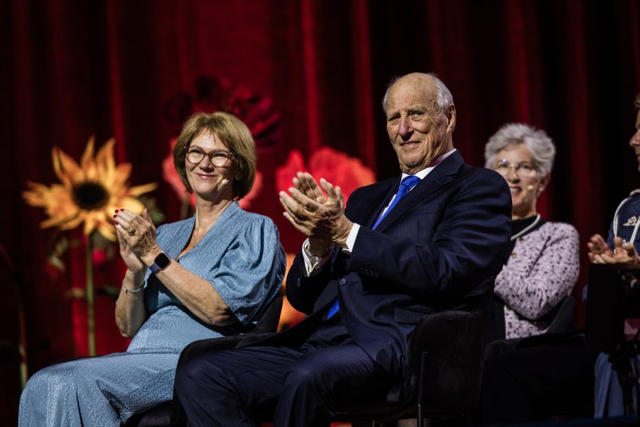 Preses Lise Øvreås og H.M.Kong Harald sitter på scenen i Oslo Konserthus under Kavliprisseremonien. Bak skimtes Cynthia Friend, president i Kavli Foundation