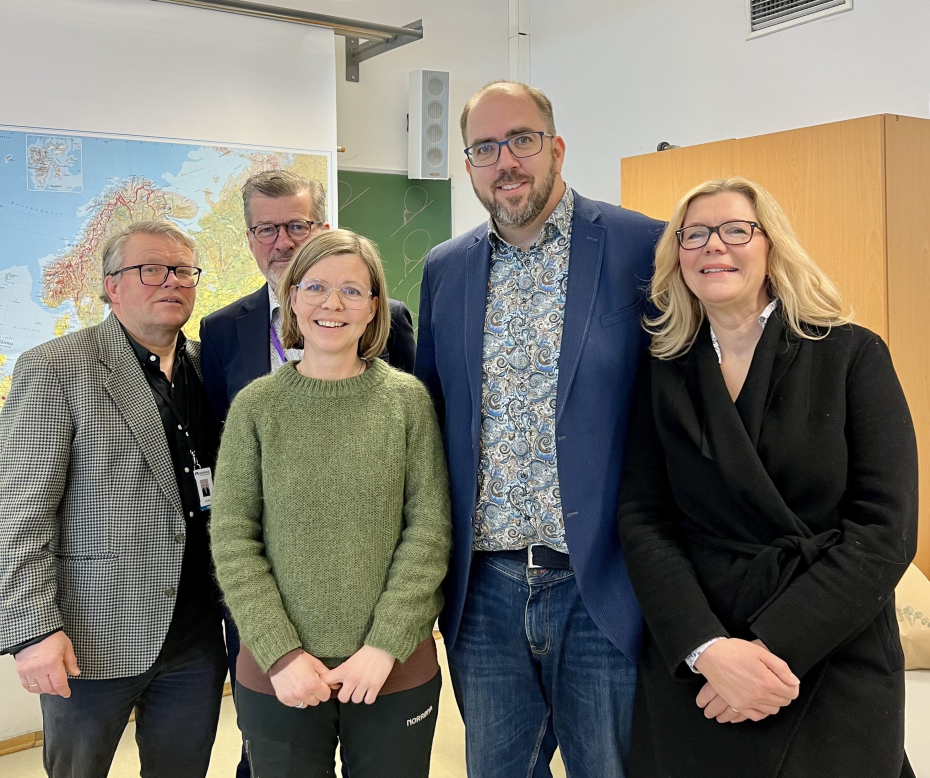 Sigrun Melander Vie får årets Holmboepris. Her er flankert av Jarle Håvik, rektor Geir Lindblad, Cordian Riener og Birgitte Skjørshammer Wang.