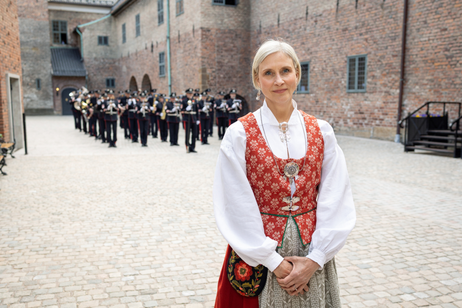kvinne i bunad