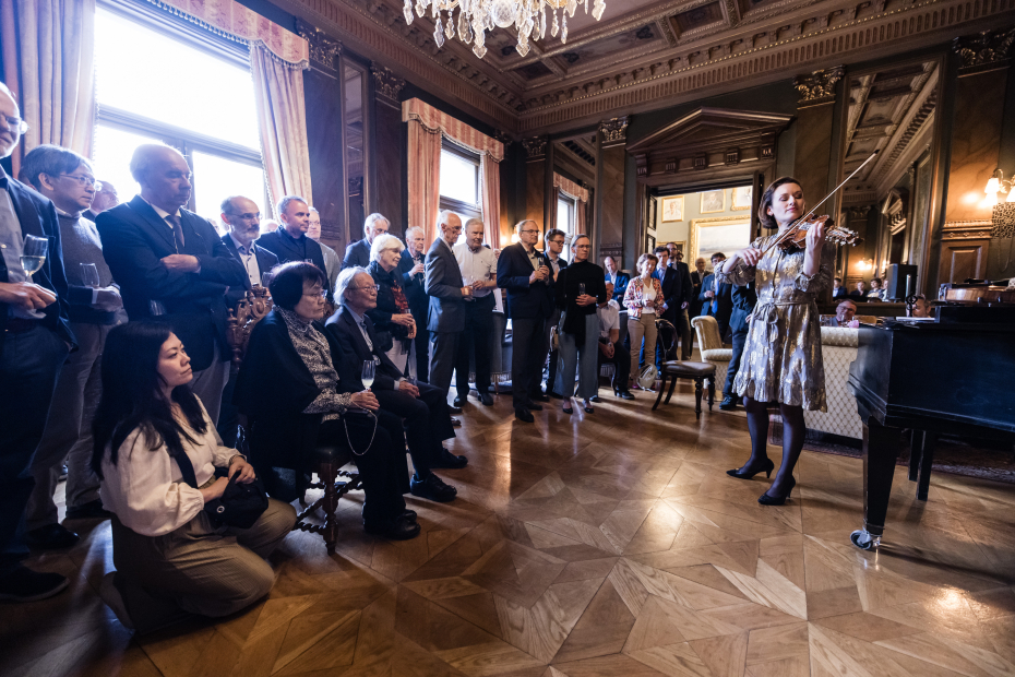 mange folk i en sal med felespiller
