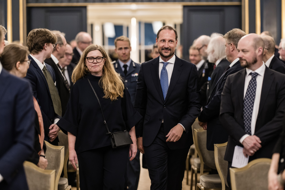 kvinne og mann mellom flere andre mennesker