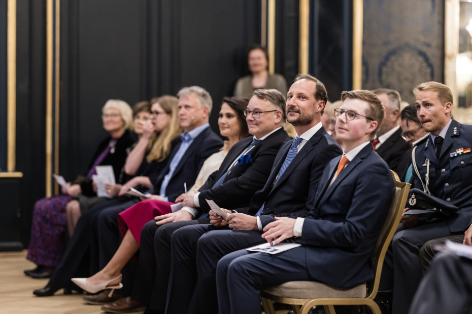 kronprinsen smiler sammen med andre som sitter på en seterad
