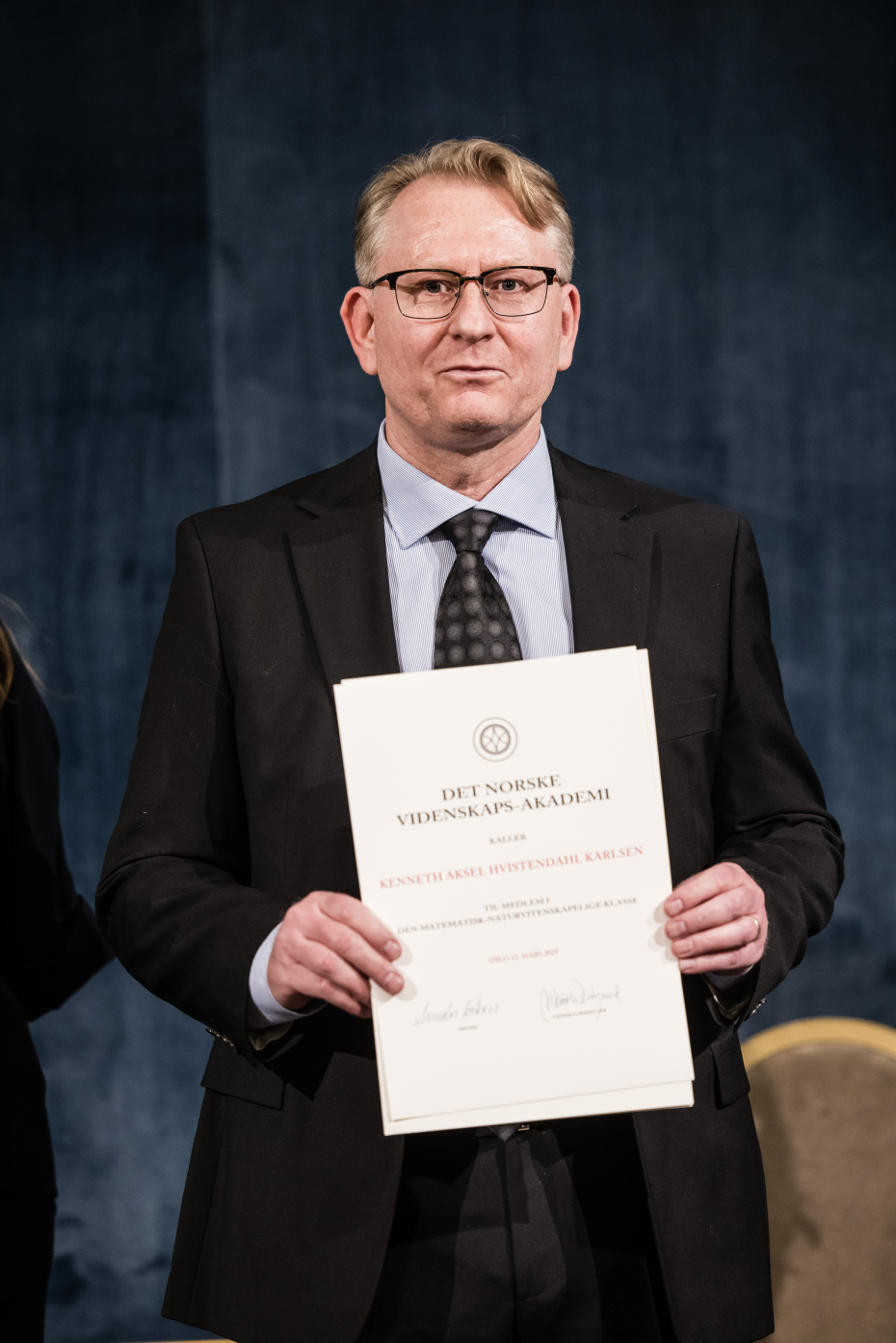 mann med diplom