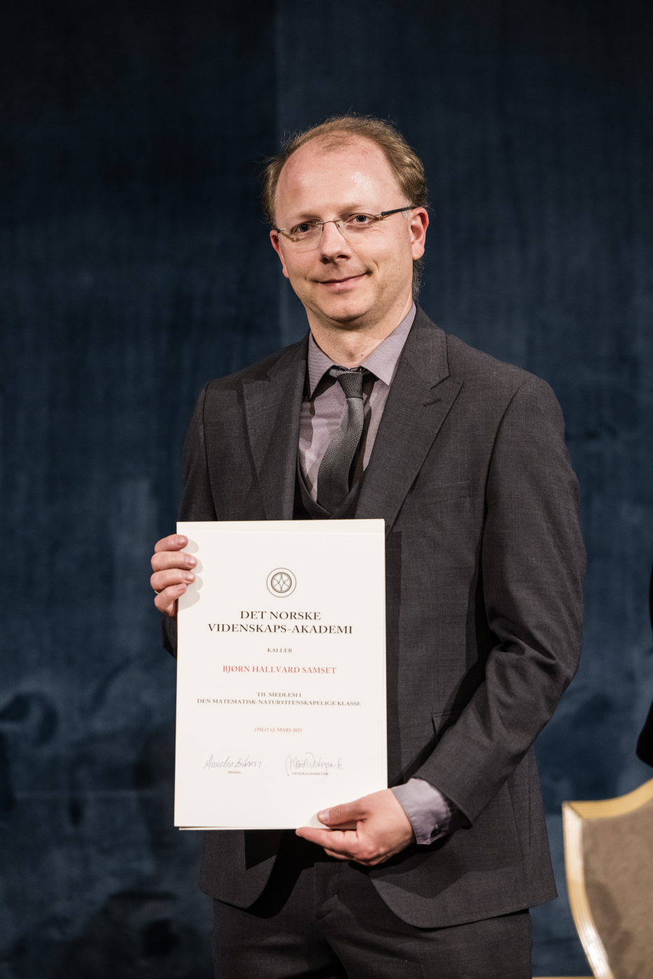 mann med diplom