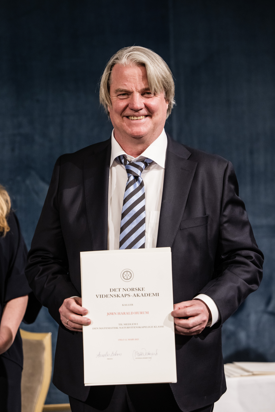 mann med diplom
