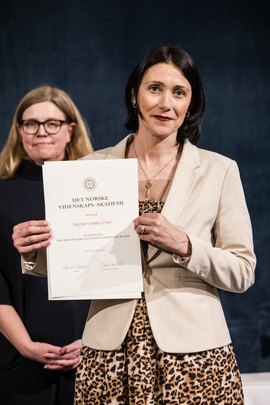 kvinne med diplom