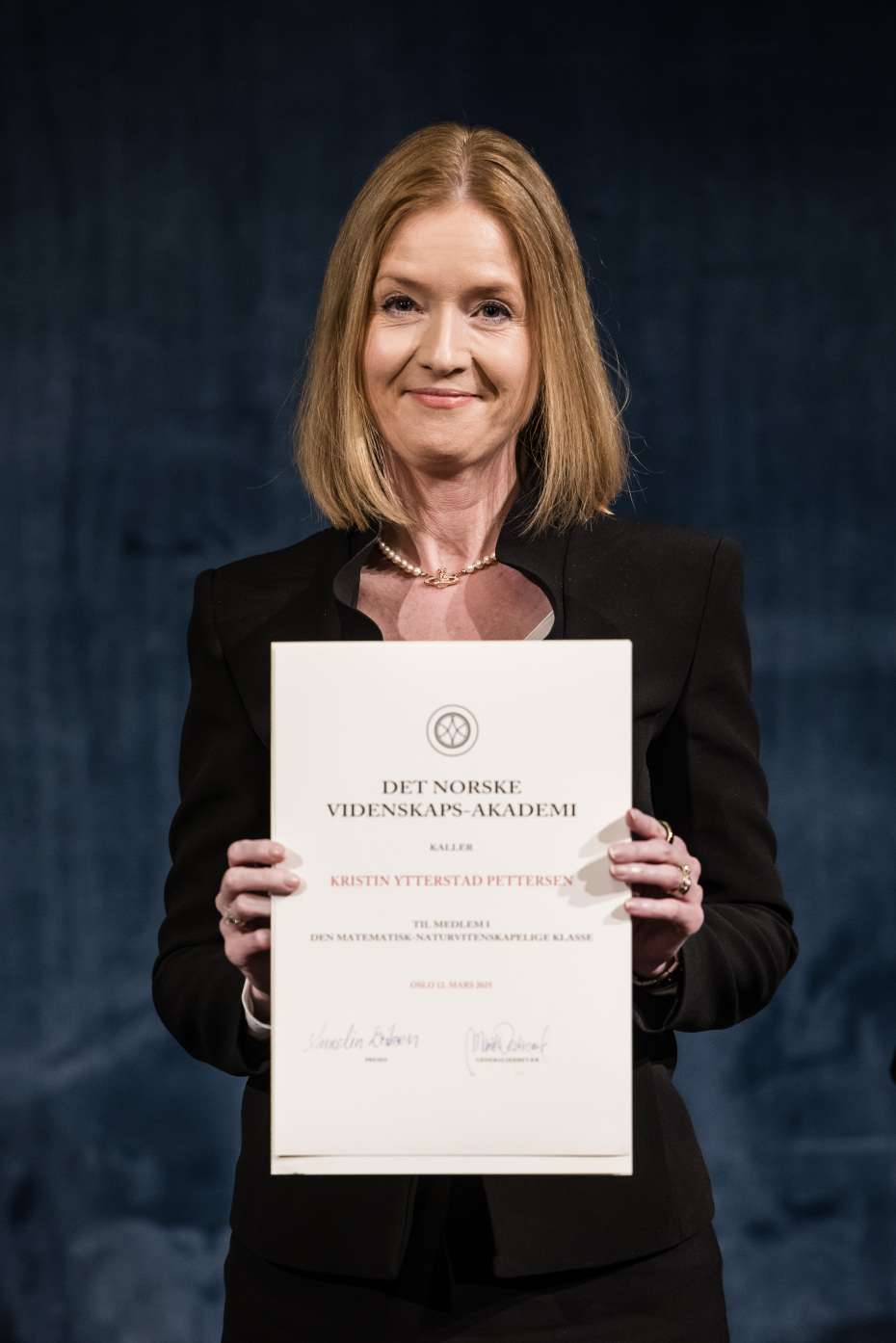kvinne med diplom
