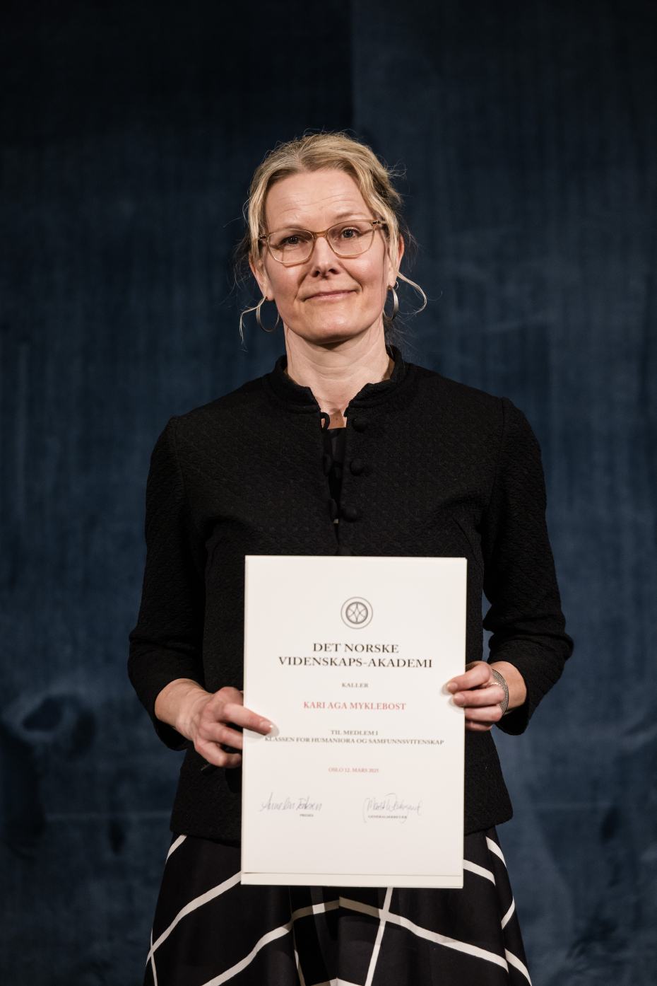 kvinne med diplom