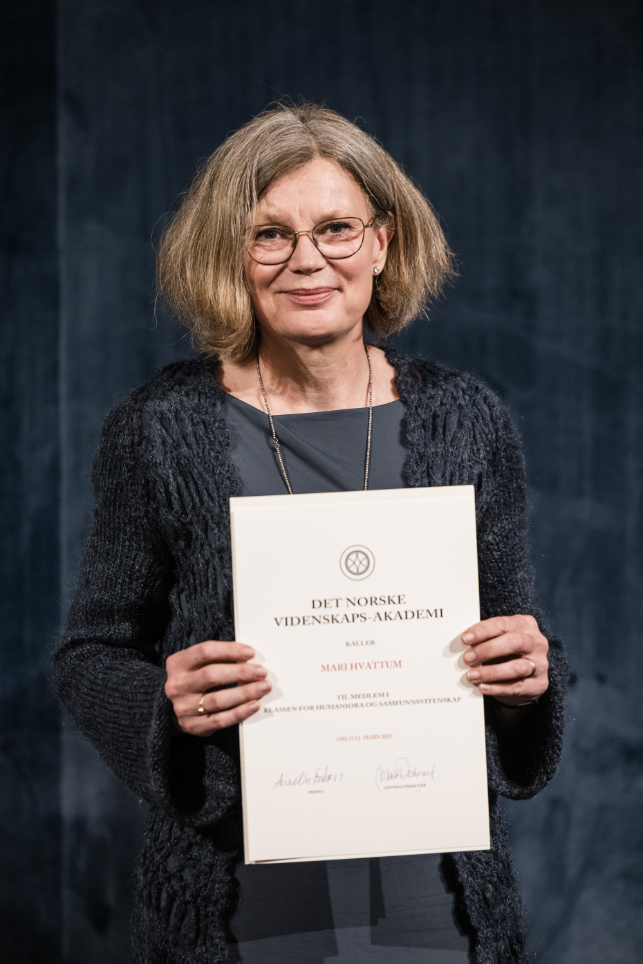 kvinne med diplom