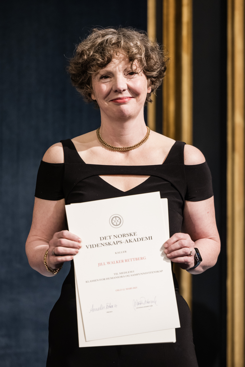 kvinne med diplom