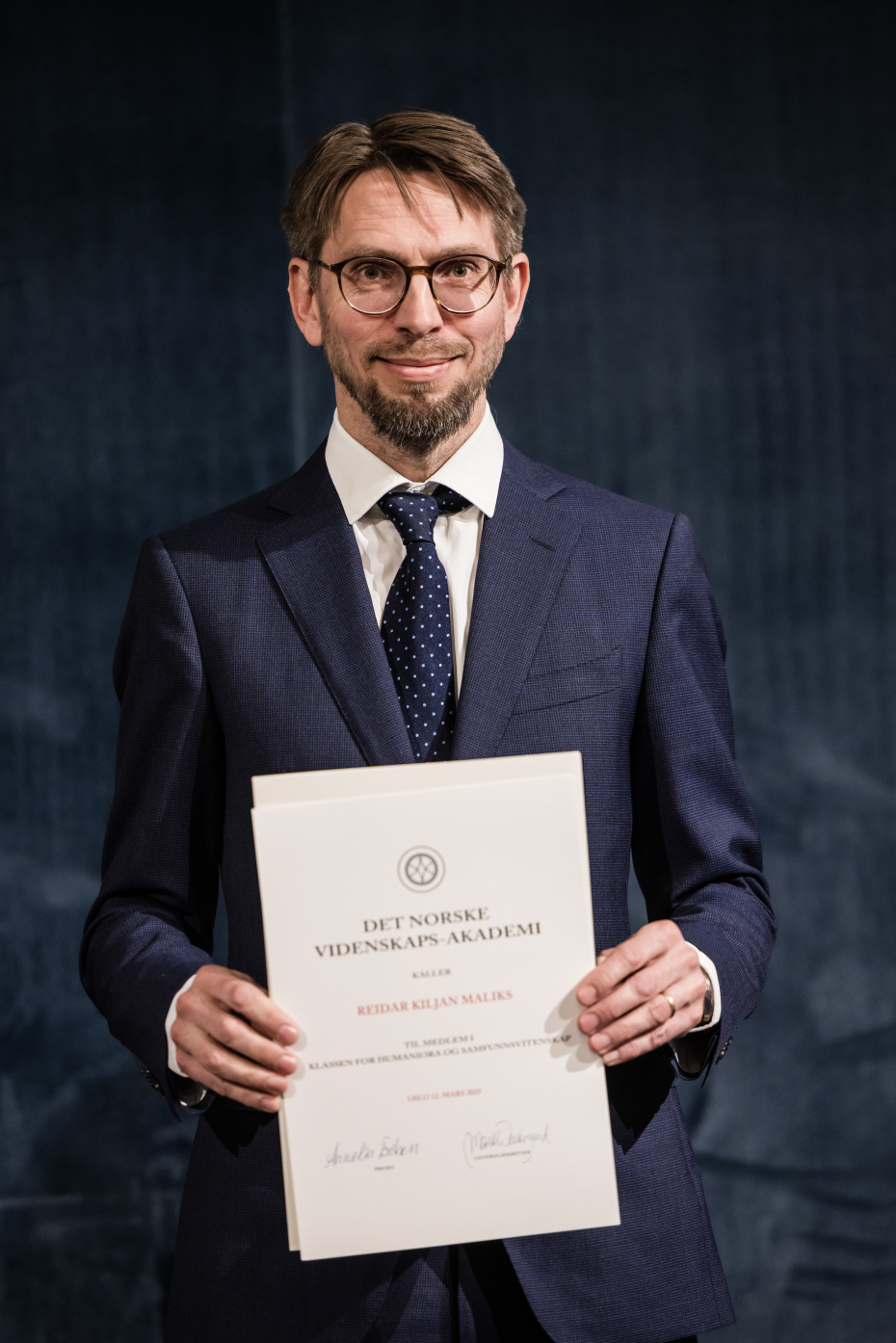 mann med diplom