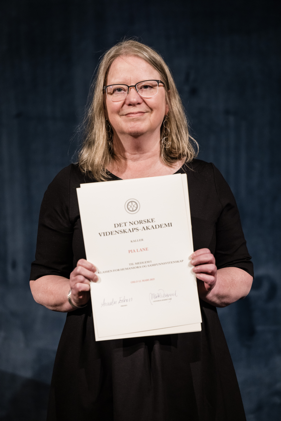 kvinne med diplom