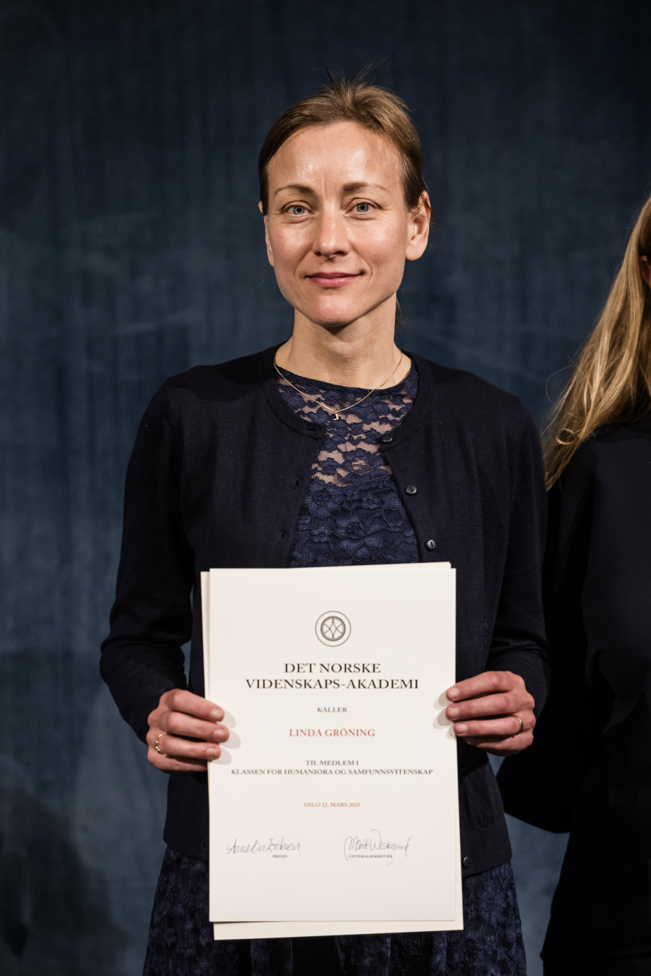 kvinne med diplom