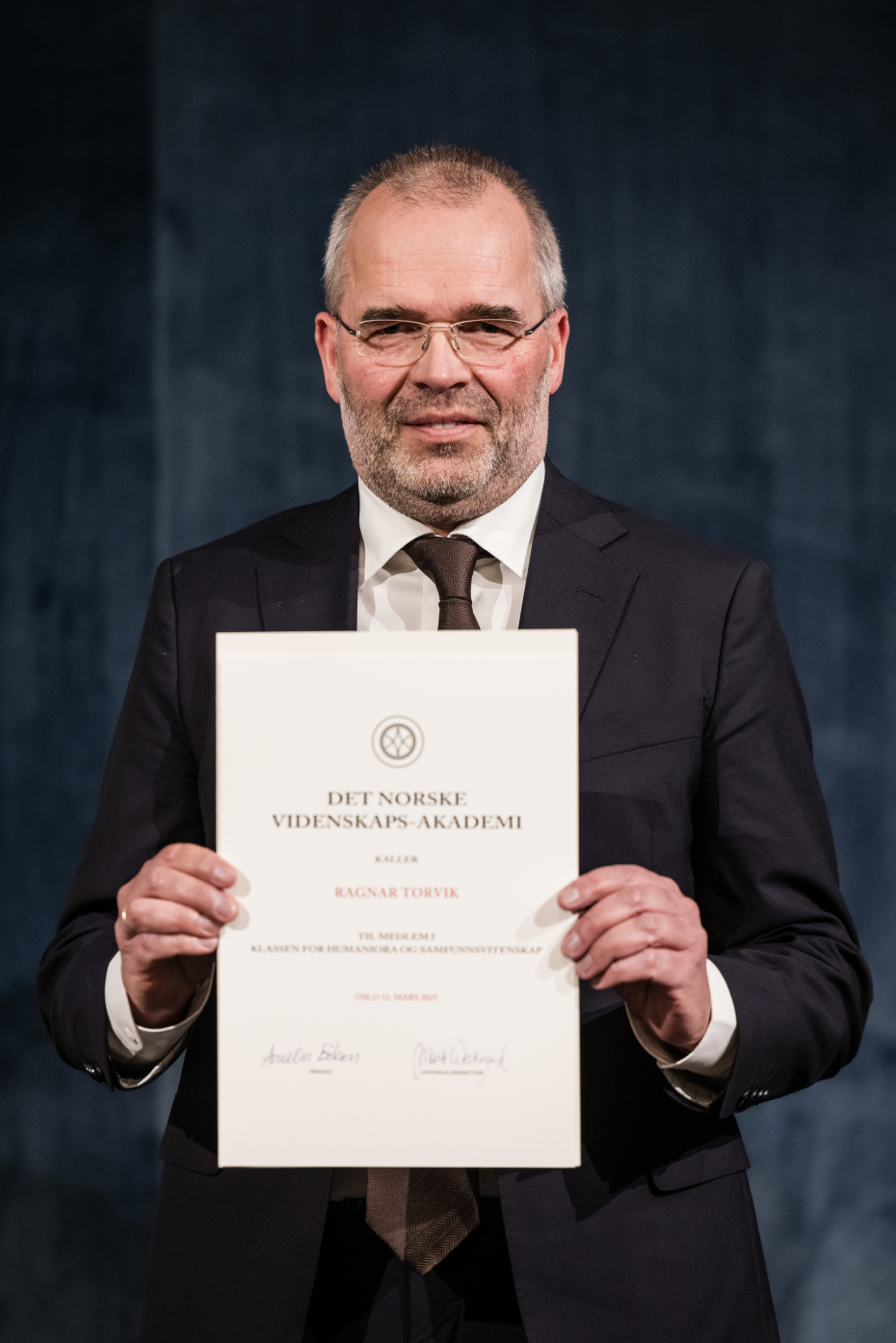 mann med diplom
