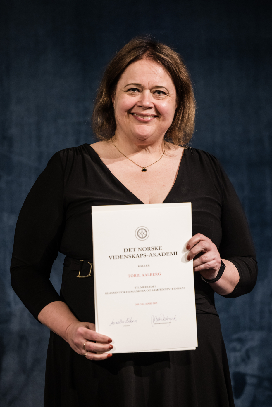 kvinne med diplom