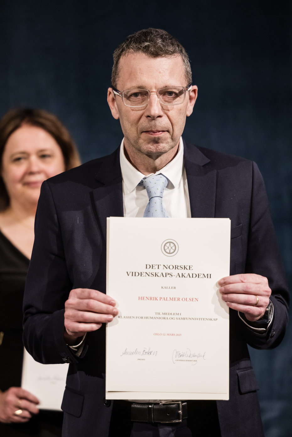 mann med diplom